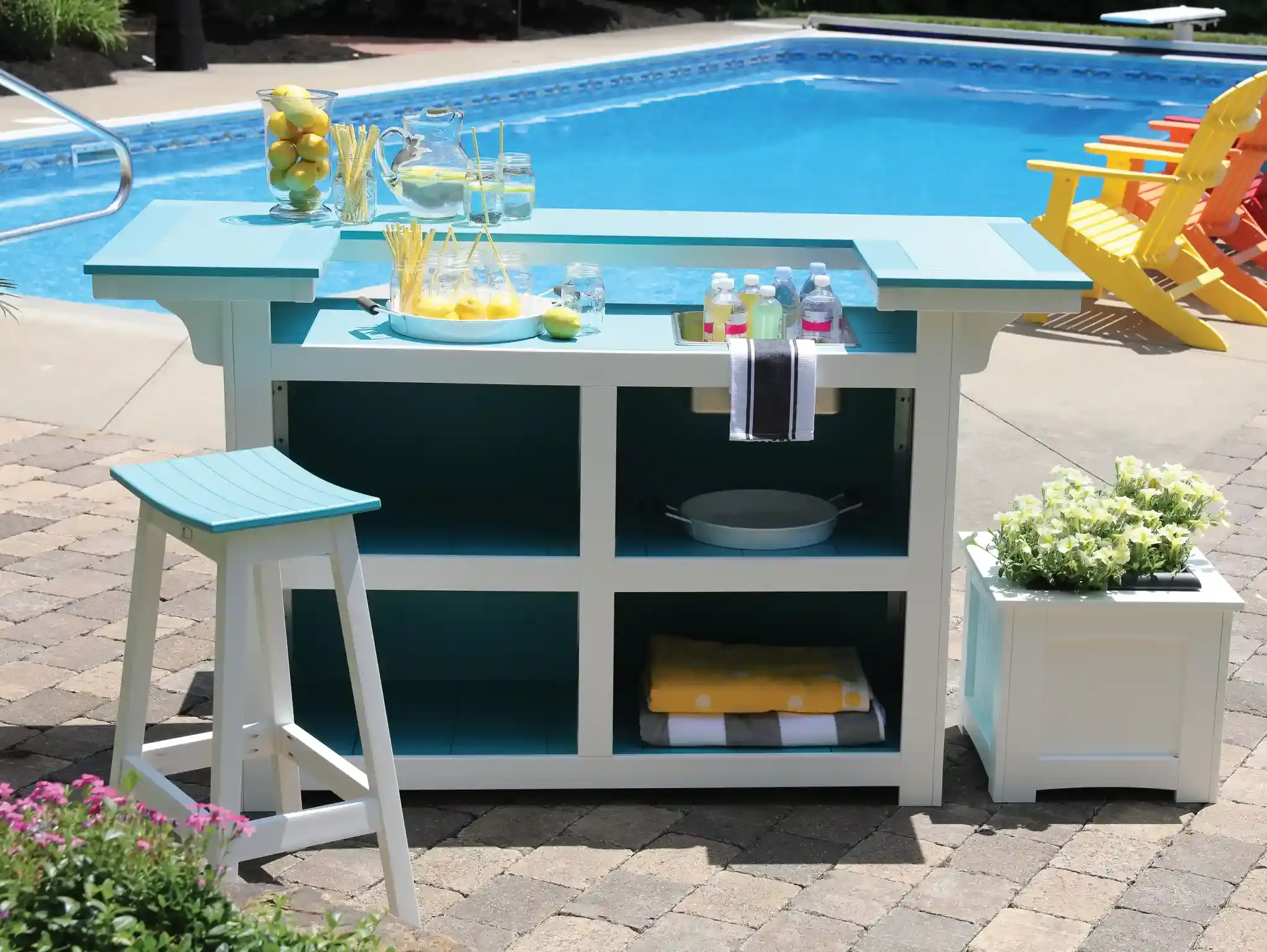 Outdoor bar with lemonade in front of a pool
